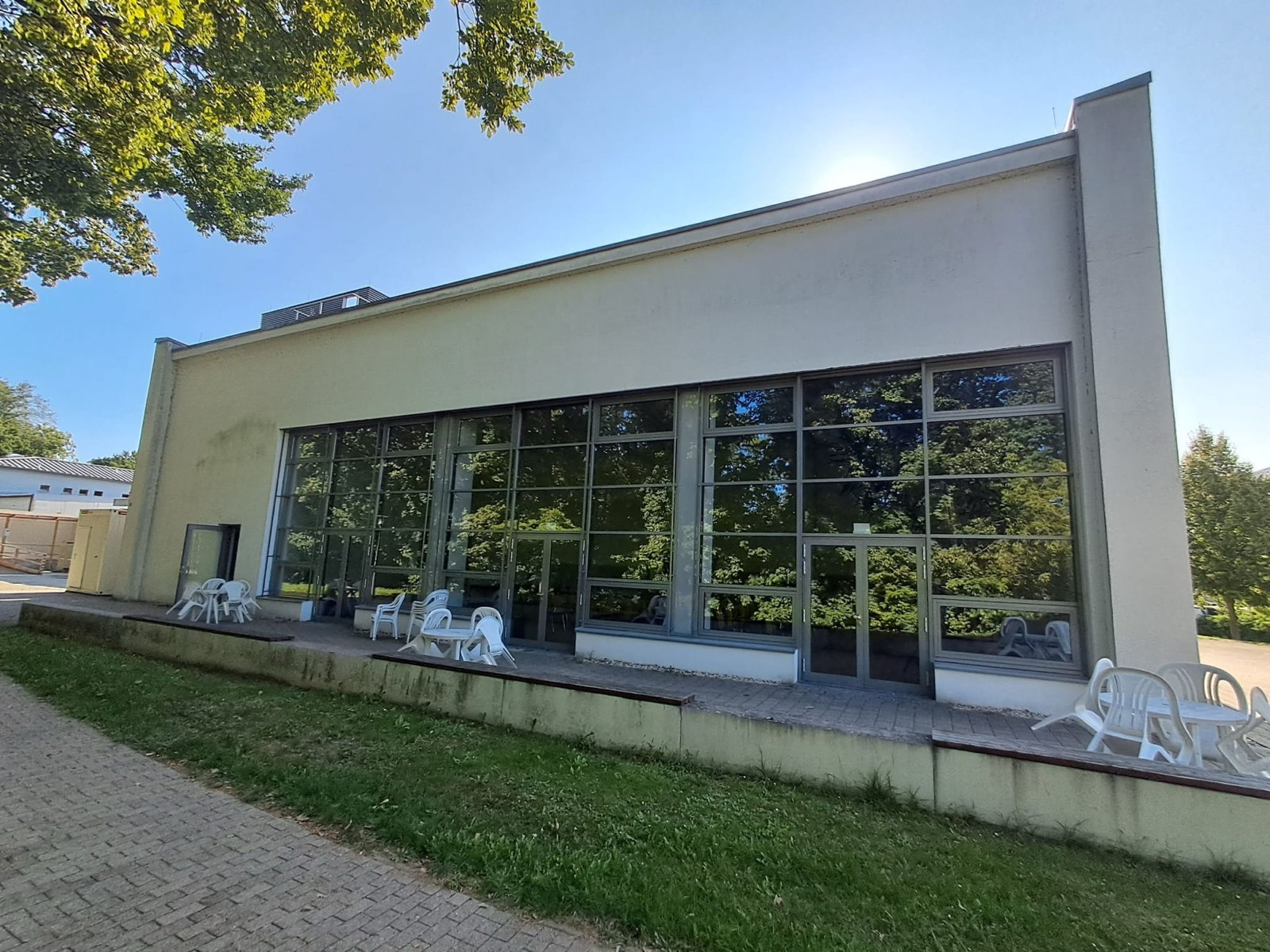 Die Glasfront des Konferenzzentrums am Krankenhaus Rüdersdorf mit Terrasse