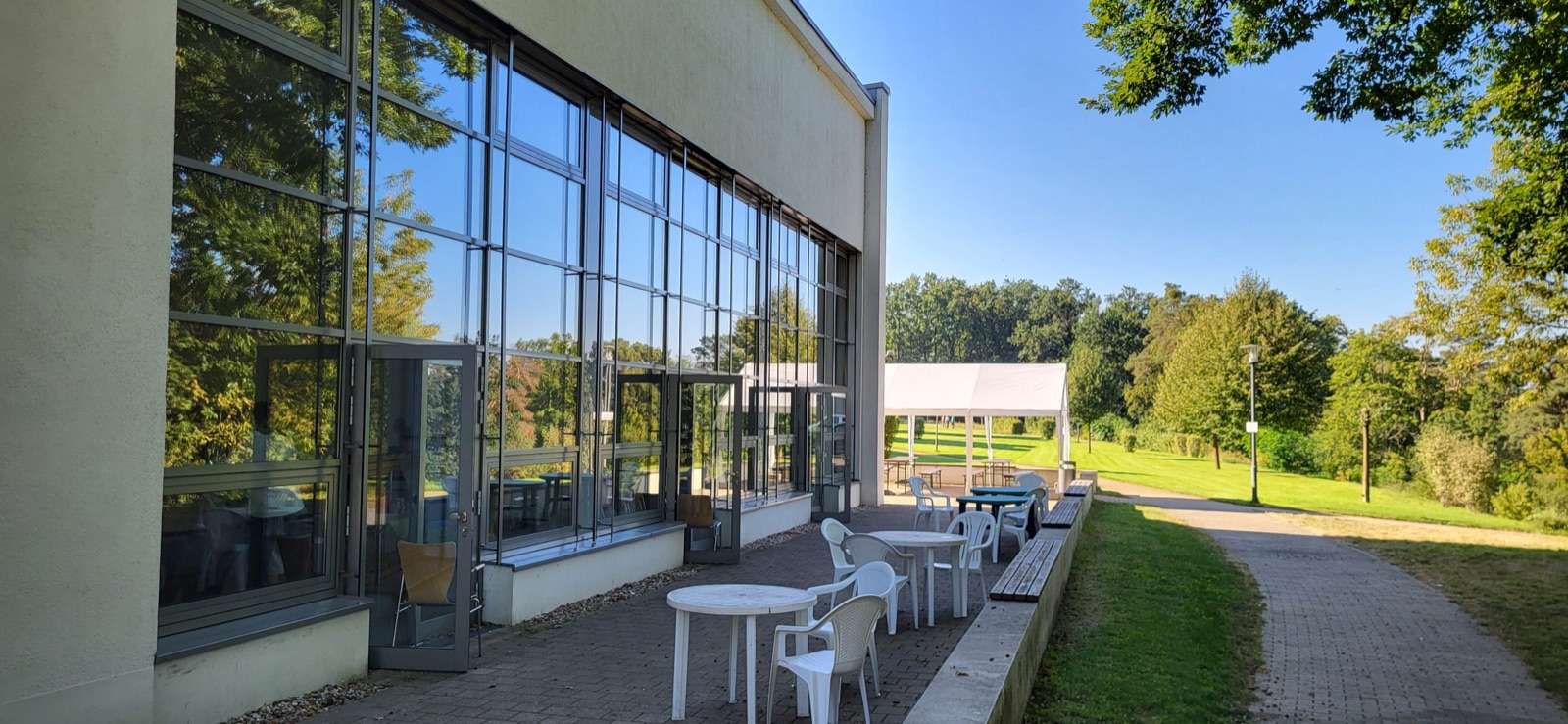Das Konferenzzentrum am Krankenhaus Rüdersdorf mit Glasfassade und Terrasse